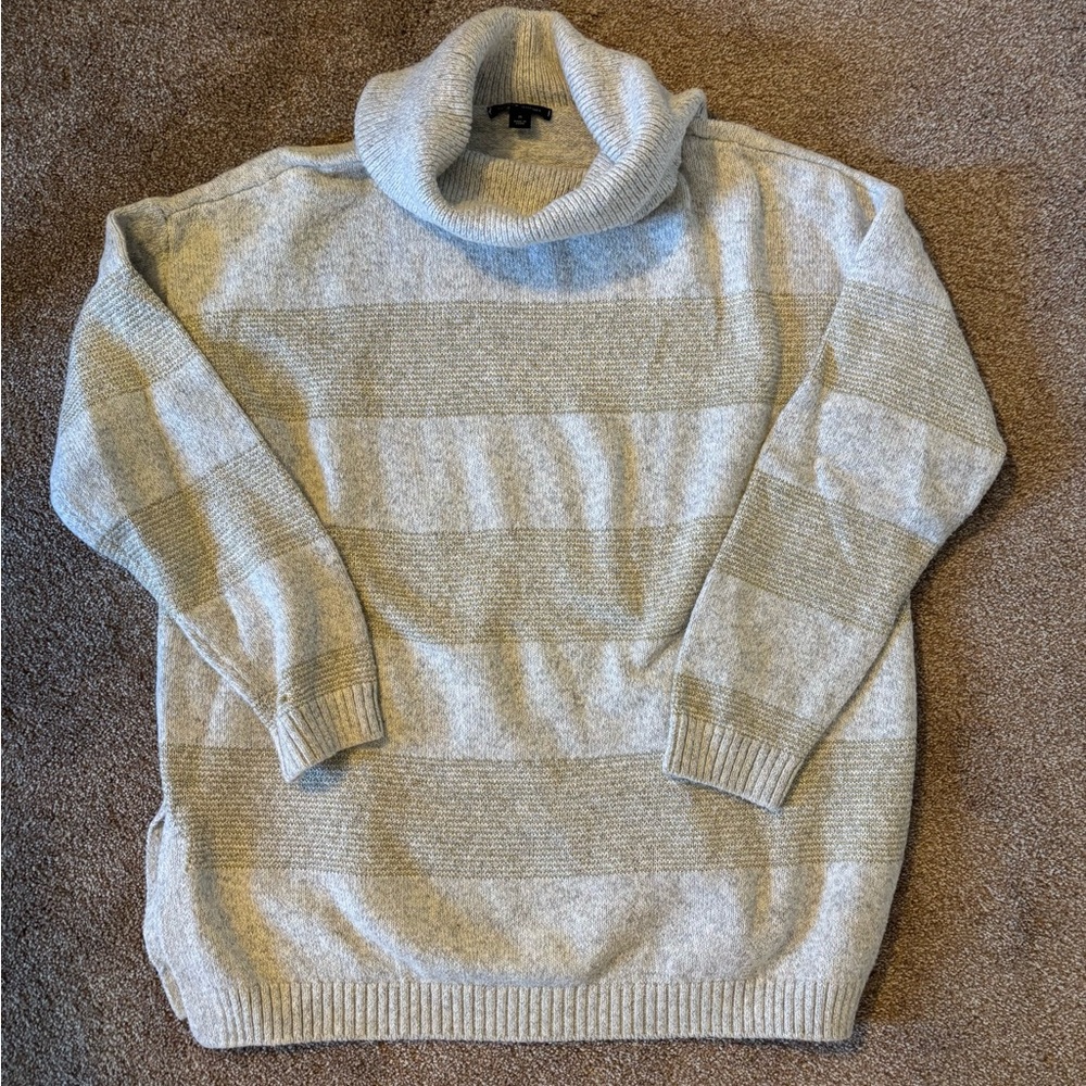 Women’s Tommy Hilfiger Gray & Gold Metallic Striped Turtleneck Sweater. Size M